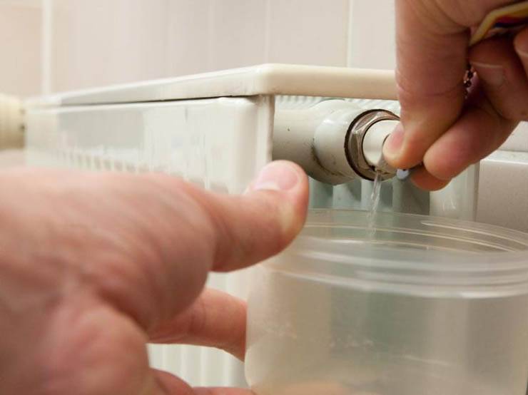 So entfernen Sie eine Luftschleuse im Heizsystem: detaillierte Anweisungen