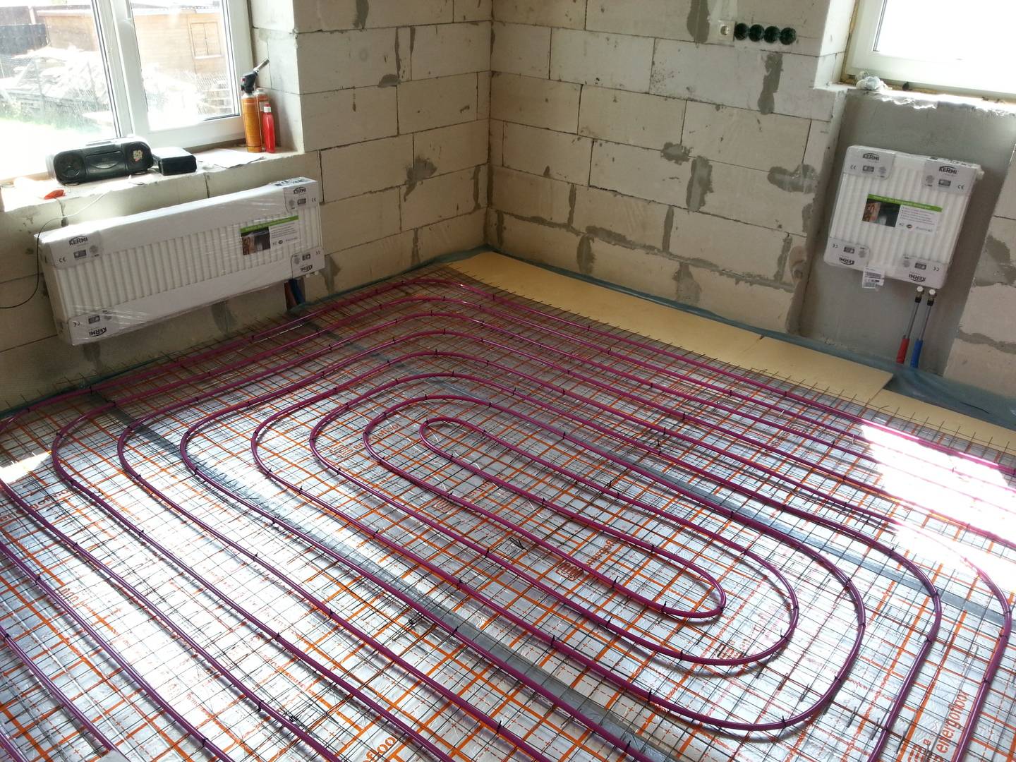 Wasserbeheizter Fußboden, der Preis für Komponenten und Installation