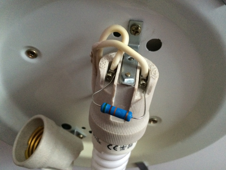 Warum blinkt die Energiesparlampe, wenn das Licht aus ist?