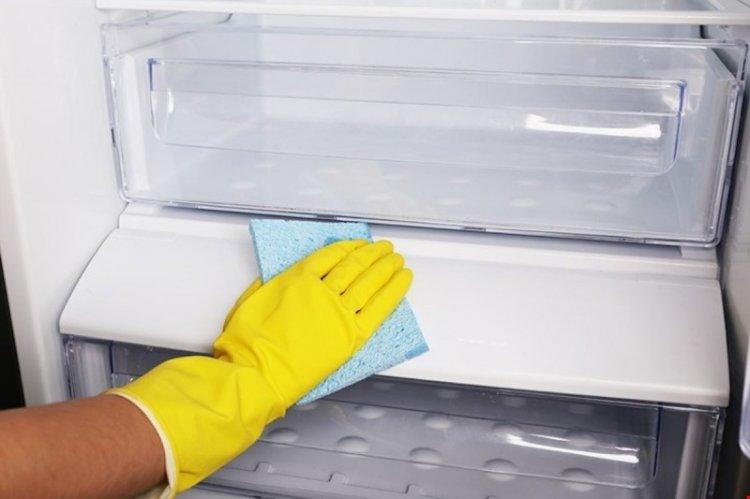 So tauen Sie den Kühlschrank ab: eine einfache und verständliche Schritt-für-Schritt-Anleitung