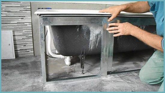 Hvordan man laver en funktionel skærm under et badekar med hylder