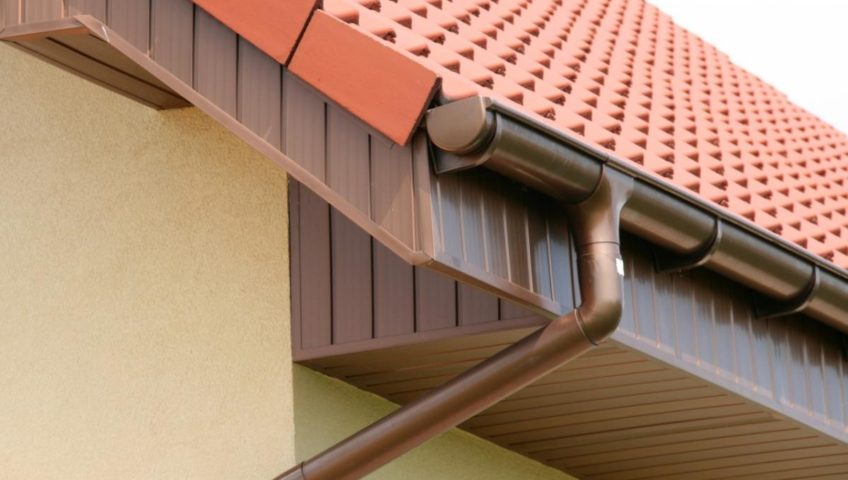 Installation eines Dachrinnensystems: die Hauptphasen der Selbstinstallation von Dachrinnen