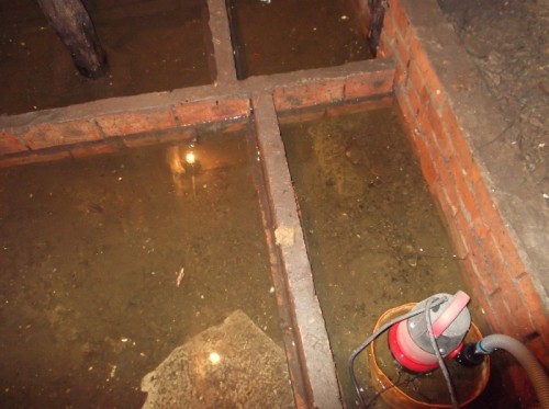 Wasser im Keller – was tun: Grundwasser im Keller eines Mehrfamilienhauses