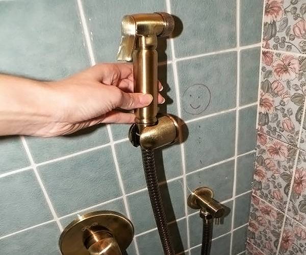 Hygienedusche für das WC: ein vergleichender Überblick über Designs und Einbaunuancen
