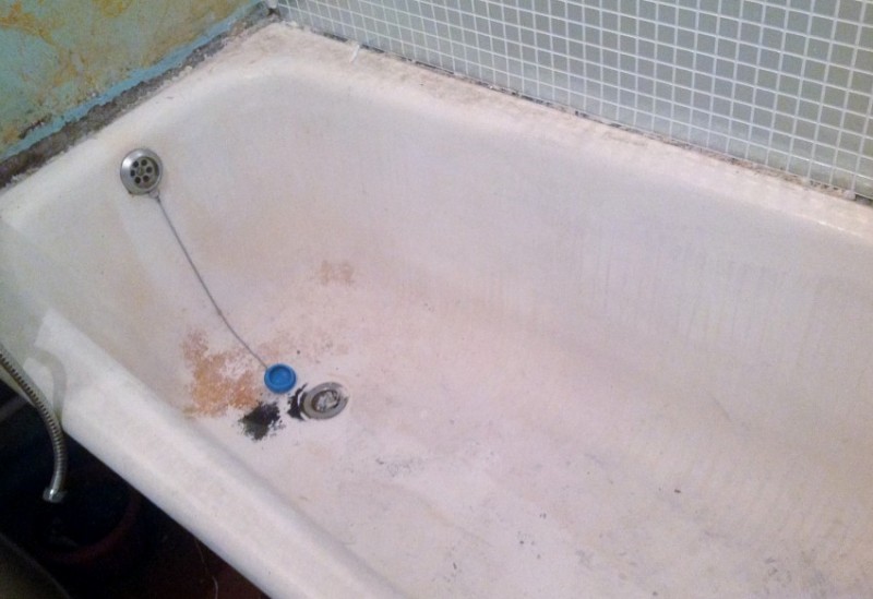 Wiederherstellung der Emailbeschichtung der Badewanne mit flüssigem Acryl: Wir zerlegen die "Bulk" -Methode