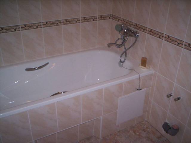 Wie erstelle ich eine funktionale Badezimmerwand mit Regalen?