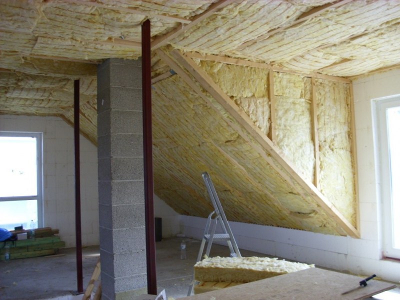 Isolering af loftstaget: en detaljeret orientering om installation af termisk isolering på loftet i en lav bygning