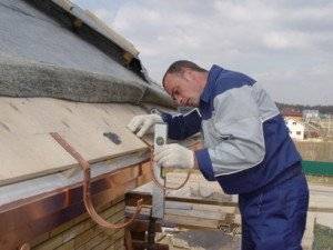 Anleitung zur Installation von Dachrinnen: So führen Sie die Installationsarbeiten selbst durch