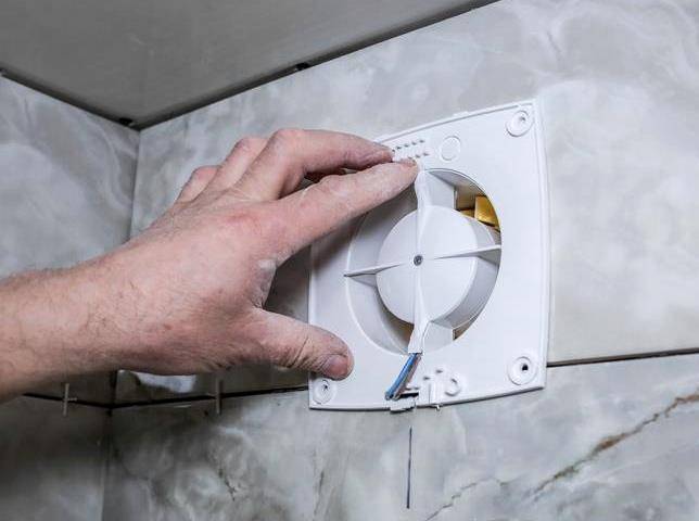 So wählen Sie einen Badezimmerventilator aus und schließen ihn an einen Schalter an