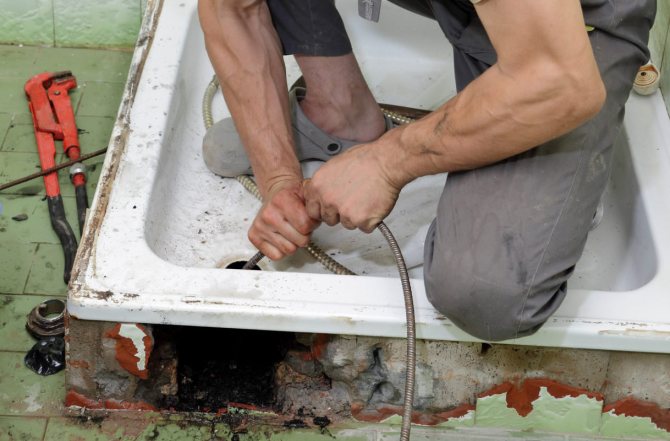So reinigen Sie ein Abwasserrohr zu Hause von Verstopfungen: Lösungen + Tipps zur Vorbeugung