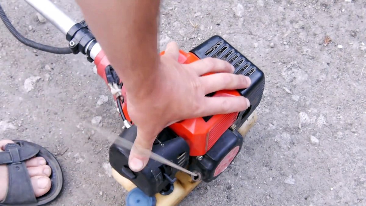 Benzintrimmer springt nicht an: Ursachen für den Ausfall von Rasenmähern. Möglichkeiten, es zu beseitigen. Was tun, wenn eine Kerze in einen Rasenmäher gegossen wird und es einen Funken gibt, aber er nicht startet?