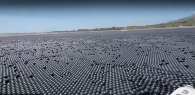 96.000.000 schwarze Ballons im Stausee von Los Angeles: Warum sind sie dort?