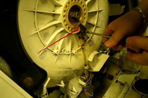 So ersetzen Sie ein Lager an einer Indesit-Waschmaschine