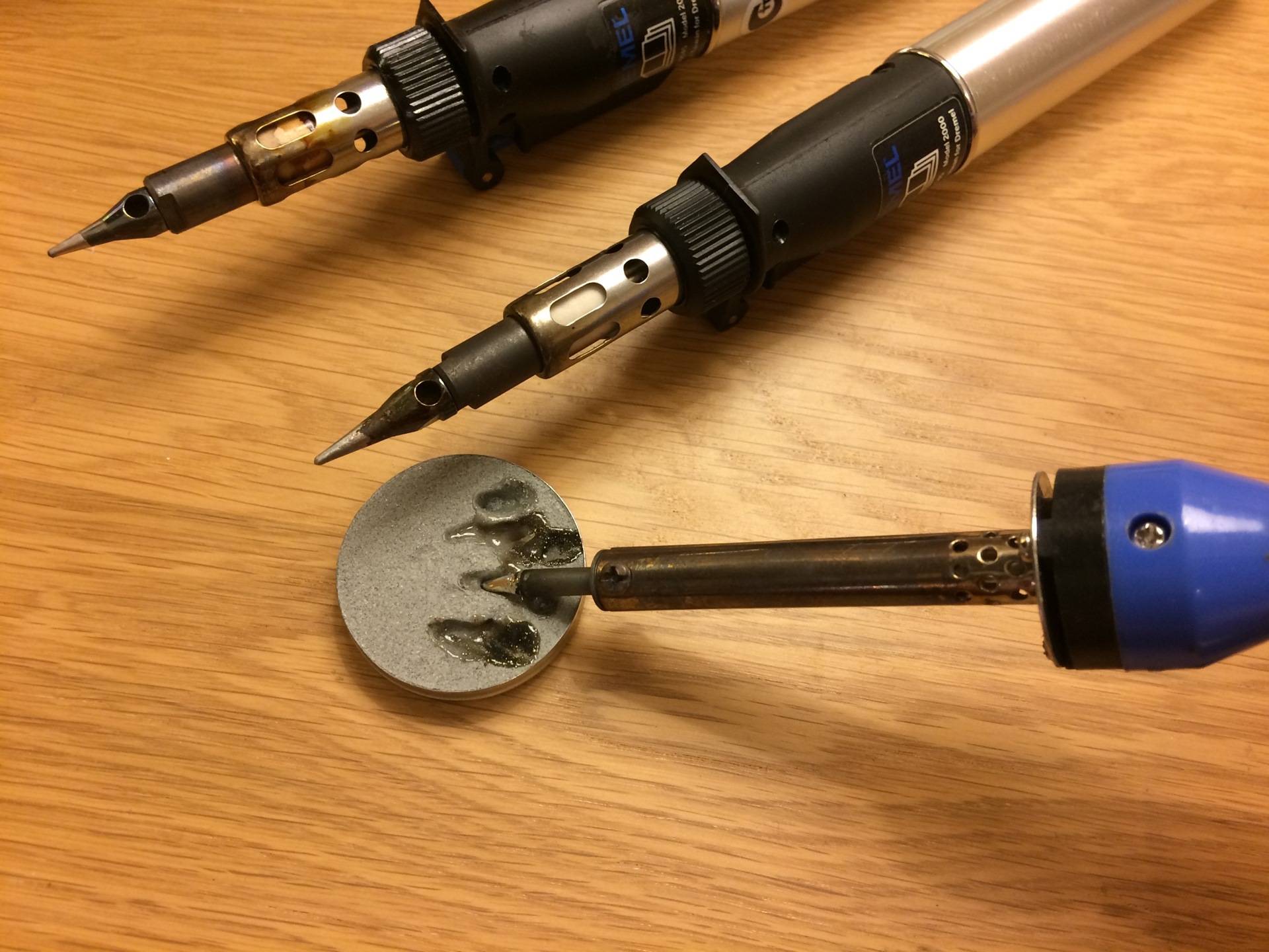 So löten Sie mit einem Lötkolben und einem Haartrockner: SMD-Komponenten und Mikroschaltungen, Drähte, LED-Streifen von Grund auf neu
