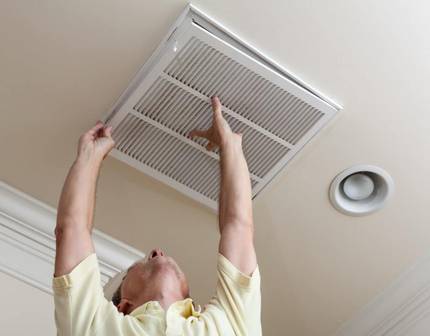 Sådan kontrollerer du ventilationen i lejligheden: regler for kontrol af ventilationskanalerne