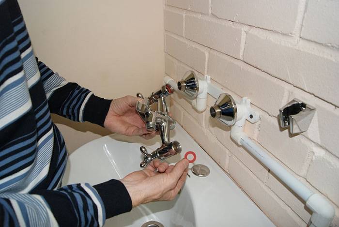 Sådan monteres en håndvaskarmatur: Fleksible og stive ledningsmuligheder