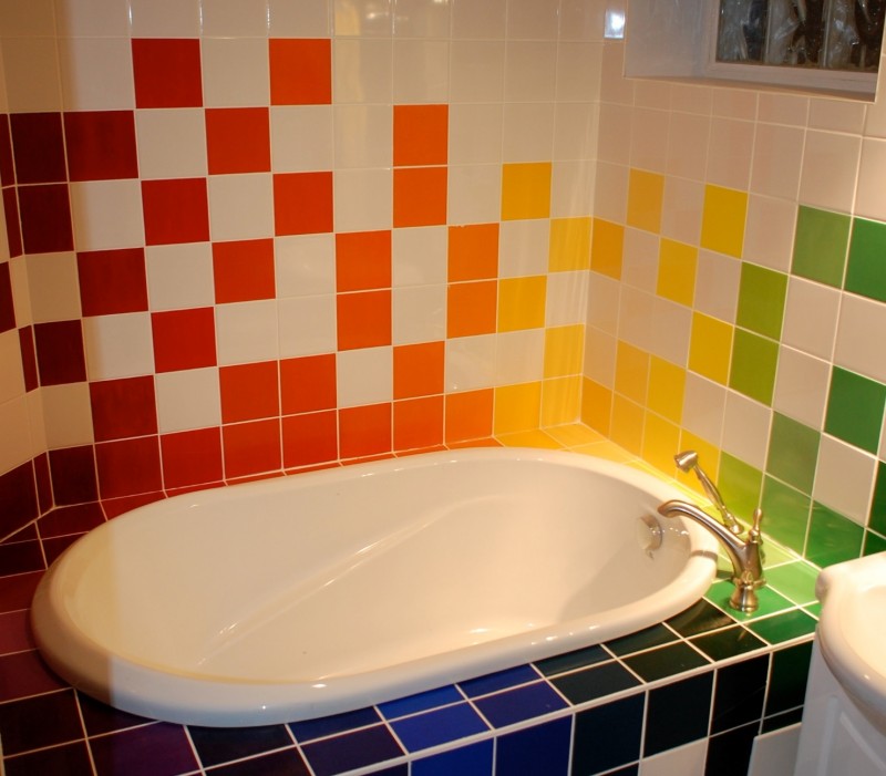 Valg af et badekar til et lille badeværelse i en panelbygning