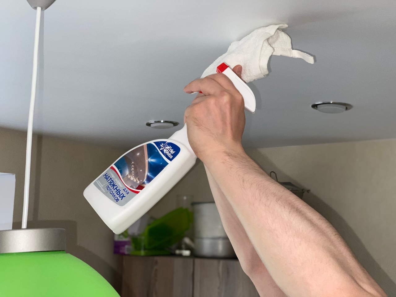 Wie und wie man matte und glänzende Spanndecken zu Hause streifenfrei wäscht