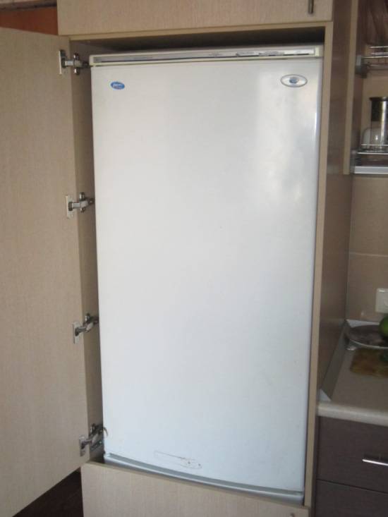 Er det muligt at sætte et køleskab i nærheden af ​​et gasrør: finesserne ved sikker placering af udstyr