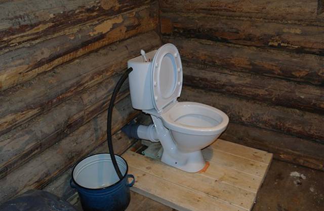 Toilette auf dem Land mit eigenen Händen. Schritt für Schritt Foto