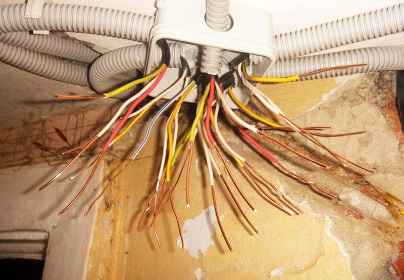 Afisolering af ledninger: metoder og specifikationer til at fjerne isolering fra kabler og ledninger