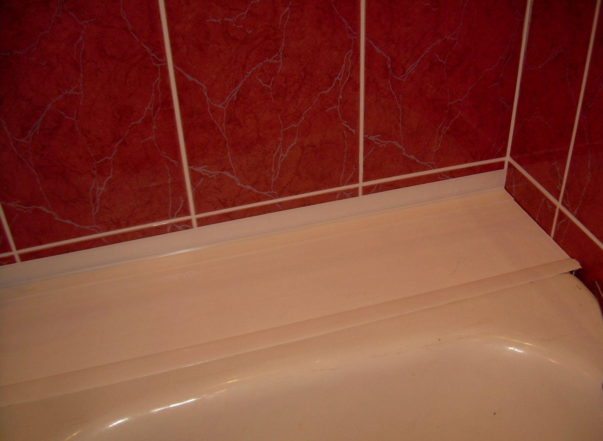 Wir machen eine hochwertige Abdichtung der Badewanne mit der Wand