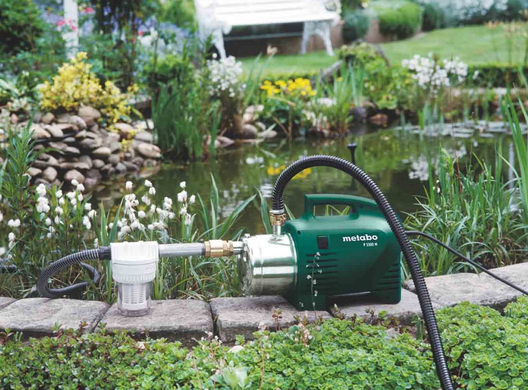 Pumpe zur Bewässerung aus einem Gartenfass