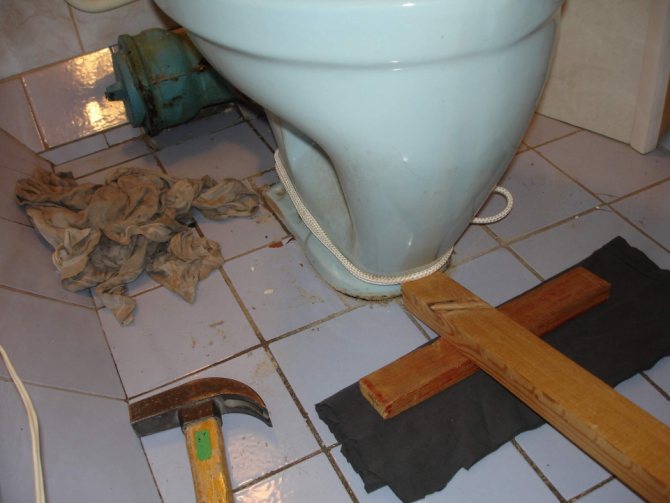 Installation einer Toilettenschüssel auf einem Holzboden: Montagefunktionen und Schritt-für-Schritt-Anleitung für die Do-it-yourself-Installation