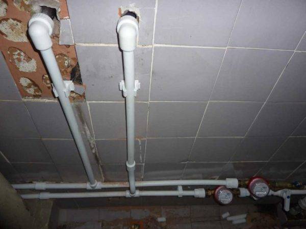 Do-it-yourself-Verlegung und Installation einer permanenten Wasserversorgung im Land: Analyse der technologischen Phasen
