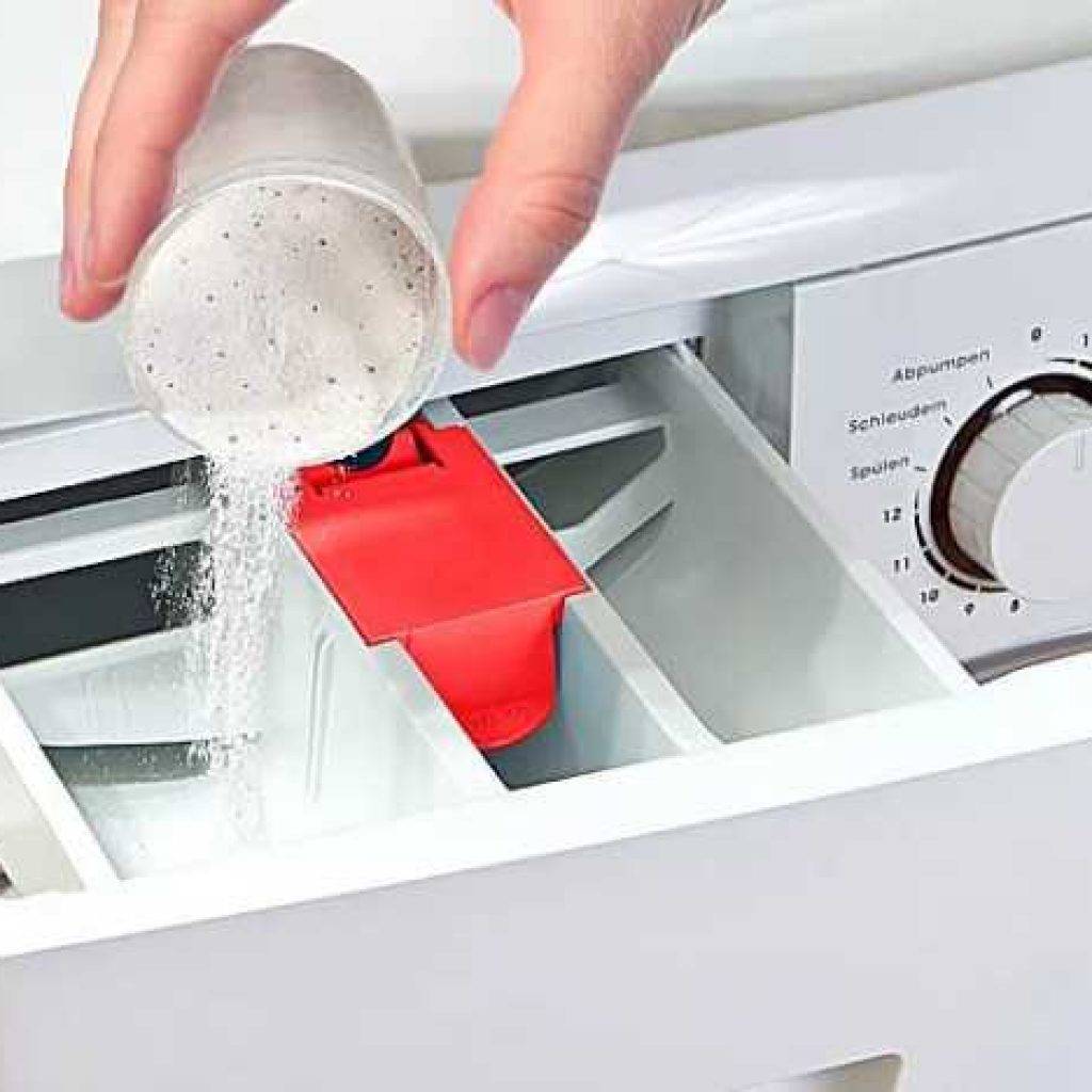 So waschen Sie, wenn das Waschpulver vorbei ist: in der Waschmaschine mit einem Automaten und mit Ihren Händen