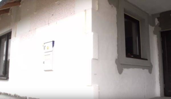 Wie man in einem Privathaus mit eigenen Händen eine Wasserrohrisolierung herstellt