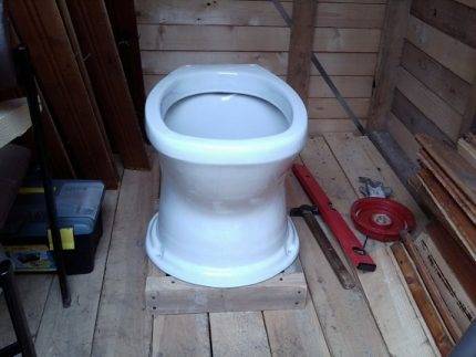 Sådan laver og installerer du et toilet til et fritstående landtoilet