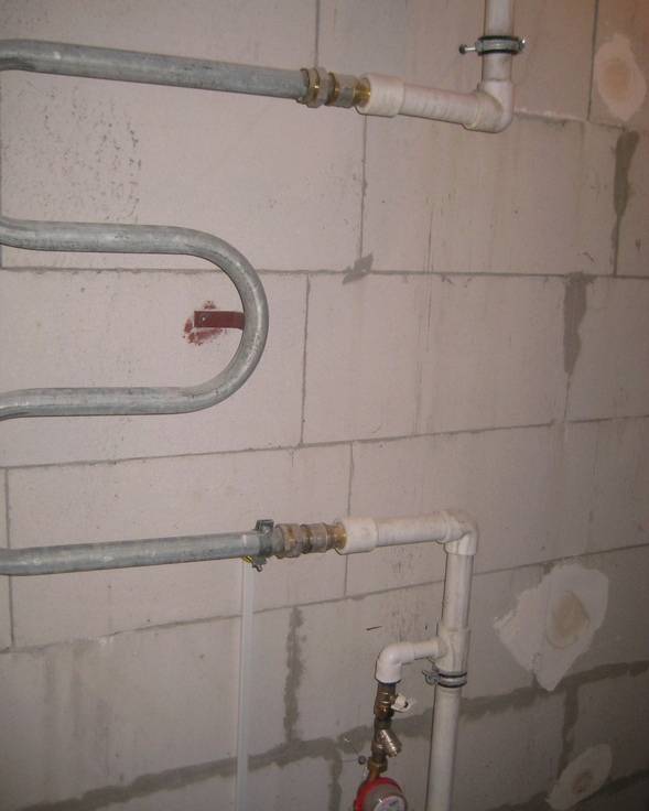 Brauche ich einen beheizten Handtuchhalter im Badezimmer: Hauptfunktionen, Empfehlungen zur Auswahl