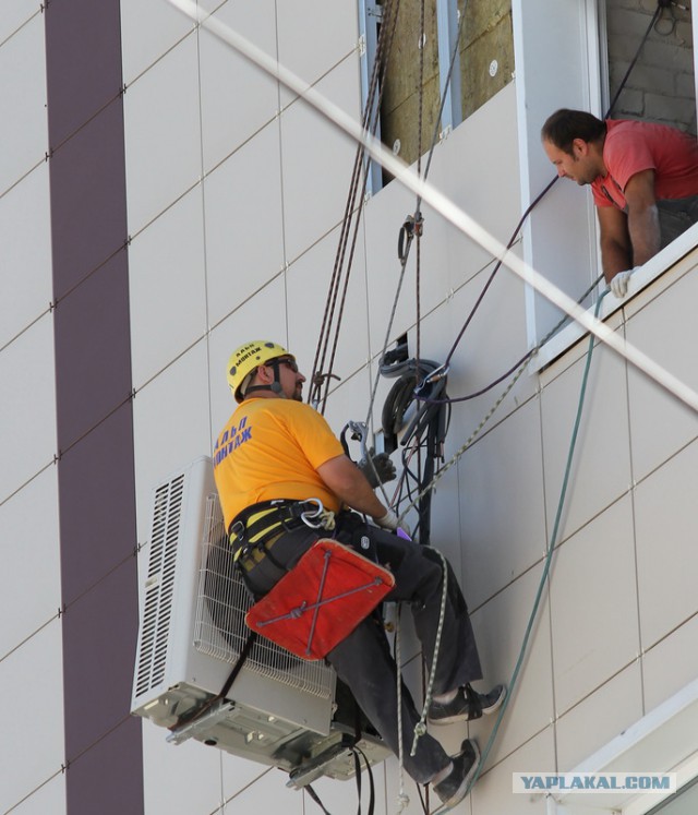 Installation eines Korbes für eine Klimaanlage an der Fassade: Installationsanleitung und Details der Arbeiten
