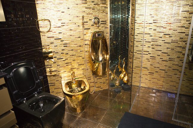Die goldene Toilettenschüssel von Bari Alibasov und andere Einrichtungsgegenstände des Künstlers