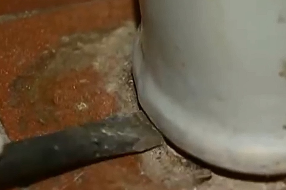 So entfernen Sie eine alte Toilettenschüssel - technologische Regeln für die Demontage