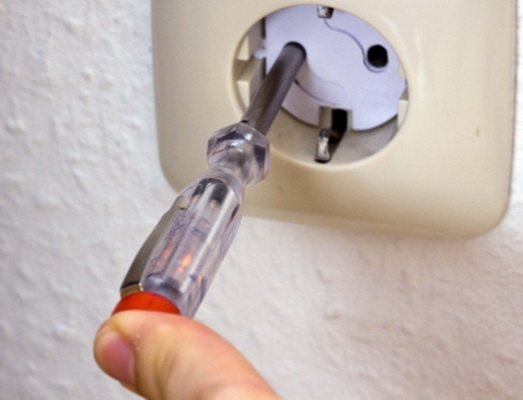 So entfernen Sie den Schalter von der Wand, was wird dazu benötigt