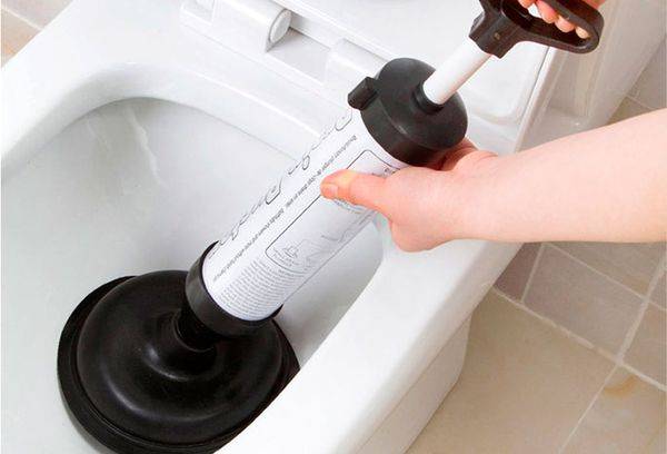 Einen weißen Freund befreien: Eine Verstopfung in der Toilette ohne Kolben und Klempnerarbeiten beheben
