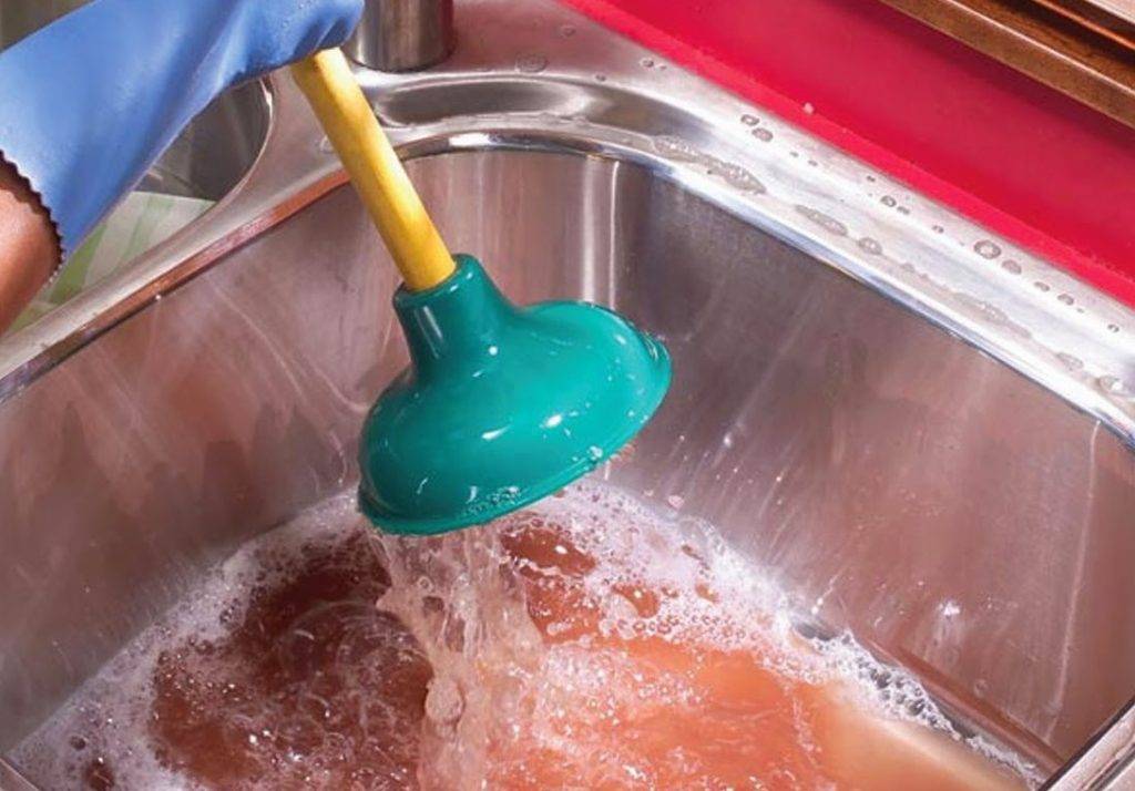 Das Waschbecken in der Küche ist verstopft: Wie reinige ich es?