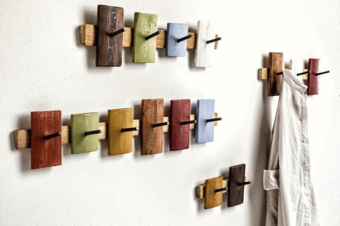 Wie man die Kleiderbügel im Schrank verbessert, damit einige Dinge nicht von ihnen herunterfallen