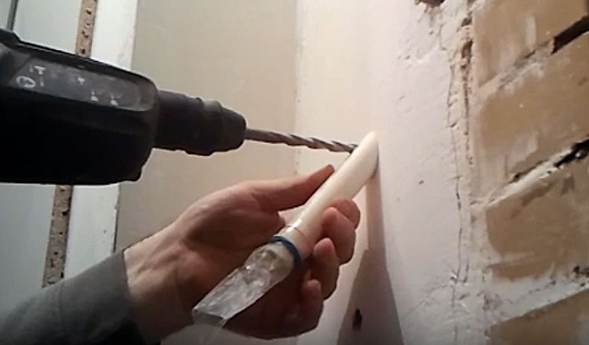 Wie man mit einem Perforator ohne Staub bohrt - moreremonta