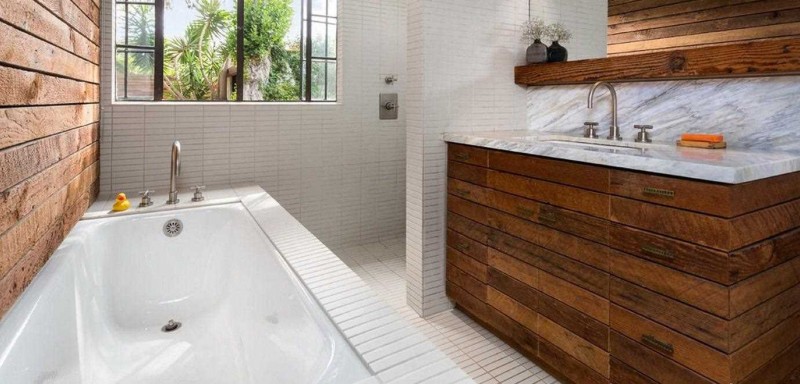 Badezimmer in einem Holzhaus: die Regeln der Anordnung und Ausstattung