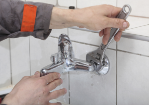 Installation des Mischers an Bord der Badewanne + Überprüfung der Vor- und Nachteile dieser Option