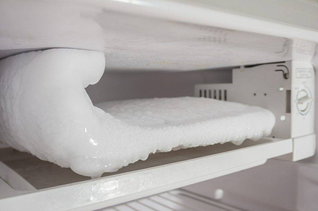 Kühlschrank abtauen - so einfach geht's: 12 Schritte und Tipps