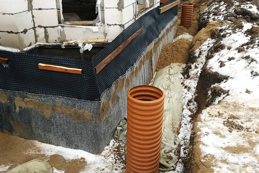So entwässern Sie das Fundament des Hauses mit Ihren eigenen Händen: Schritt-für-Schritt-Anleitung zum Anordnen