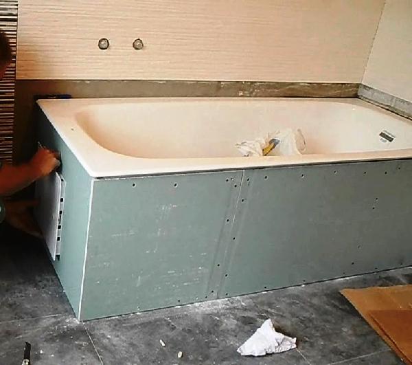 Wie man mit eigenen Händen einen Bildschirm unter der Badewanne macht