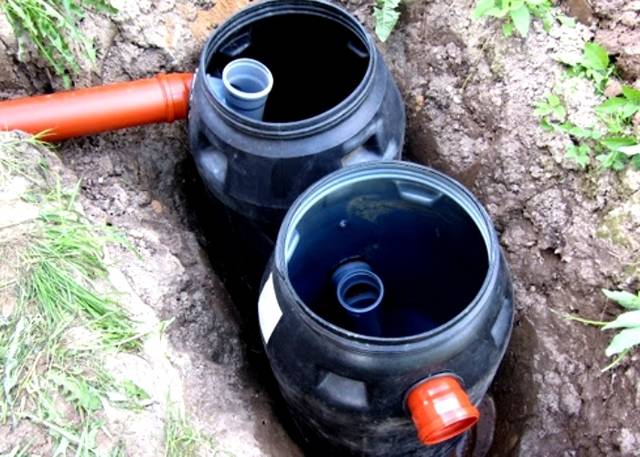 Mit eigenen Händen eine Klärgrube aus Fässern bauen