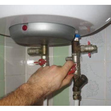 So lassen Sie Wasser aus einem Warmwasserbereiter ab