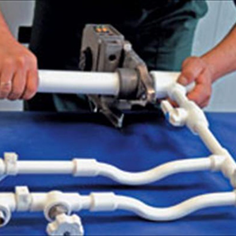 Installation eines Wasserversorgungssystems aus Polypropylenrohren und Schaltplänen