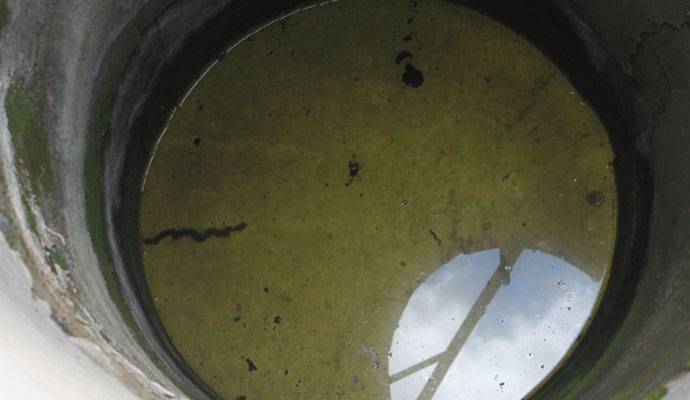 Warum ist das Wasser im Brunnen gelb: Gründe + Reinigungsmethoden | Hydro-Guru